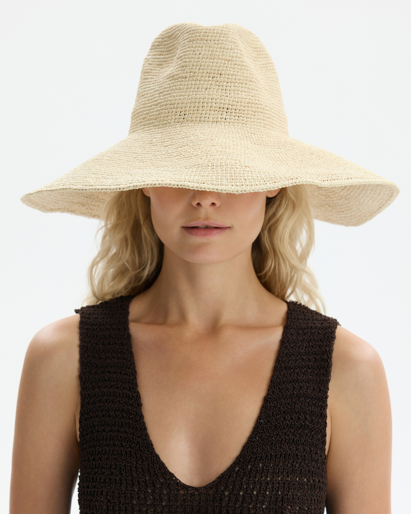 Kapelusz z szerokim rondem z naturalnej rafii