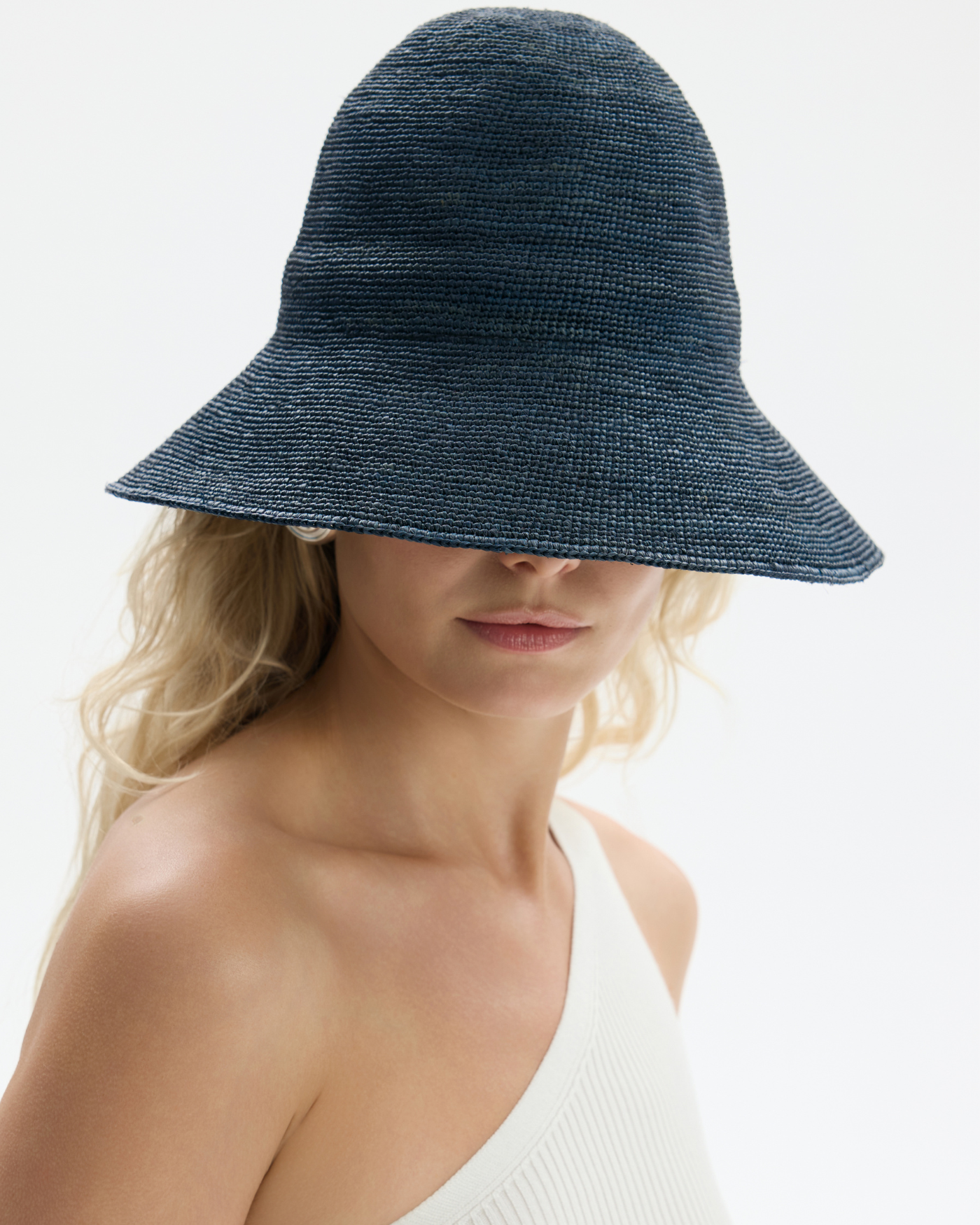 Bucket Blair w kolorze granatowym z elastycznym rondem.