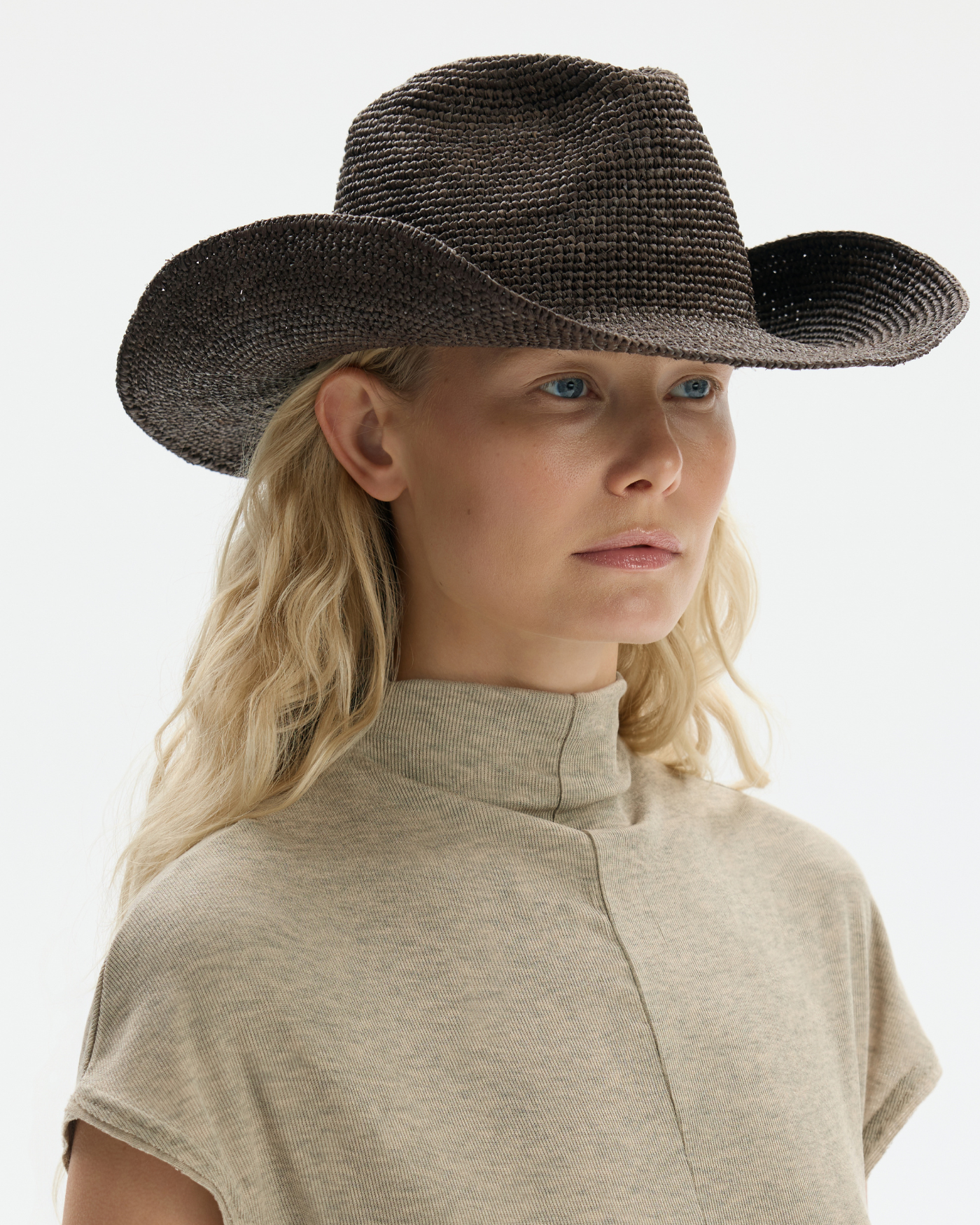 Kapelusz na naturalnej rafii w kolorze czekoladowym